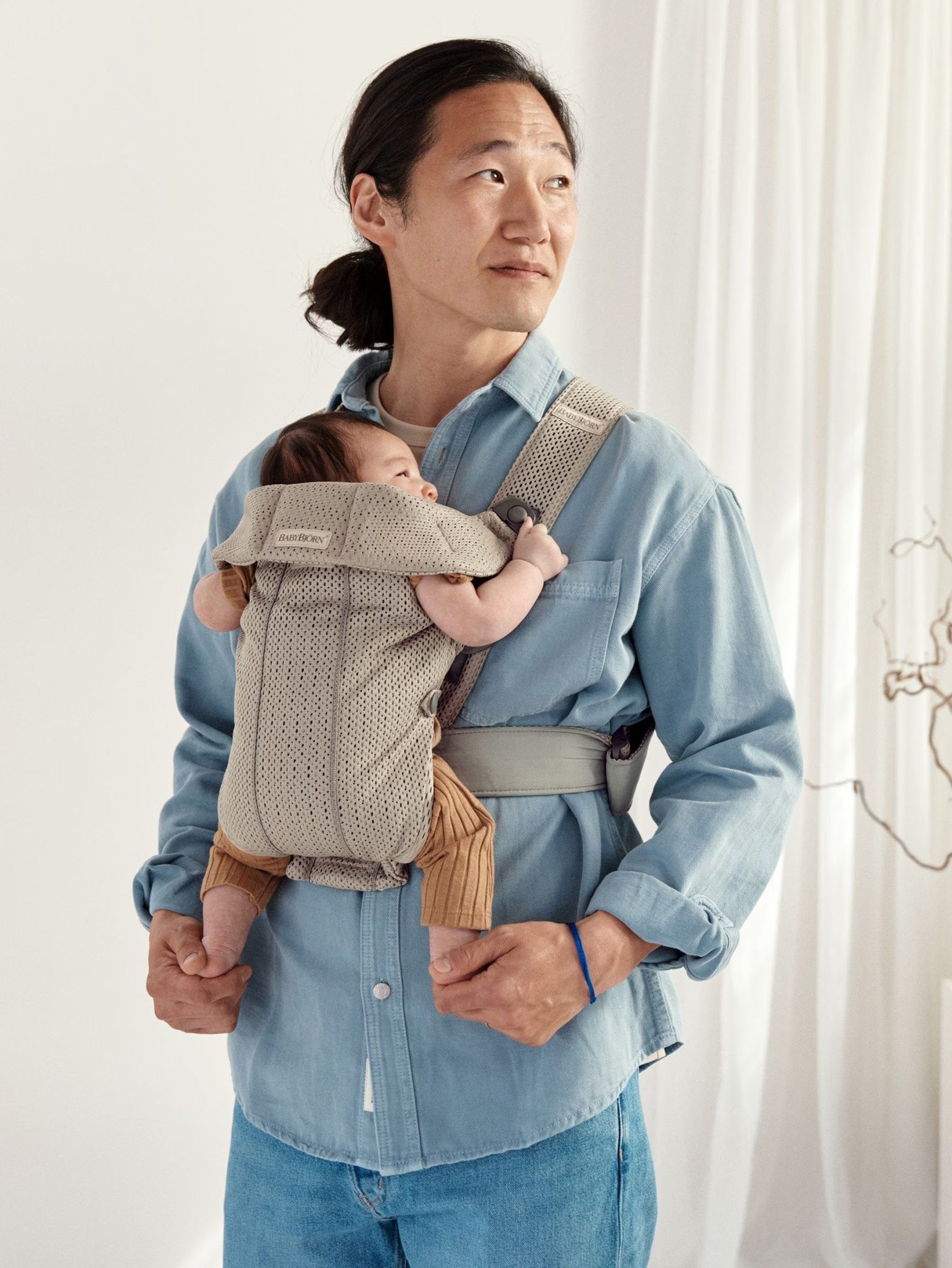 BabyBjörn Nosiljka za bebe Mini Grey Beige, 3D Mesh - Image 2