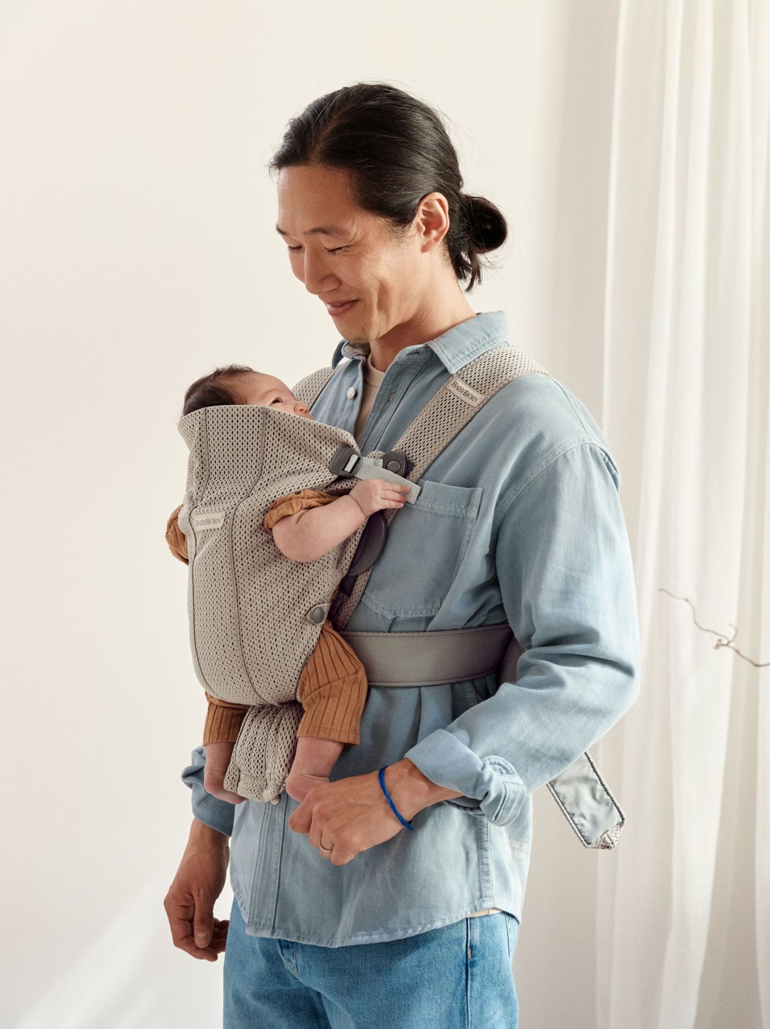 BabyBjörn Nosiljka za bebe Mini Grey Beige, 3D Mesh - Image 3