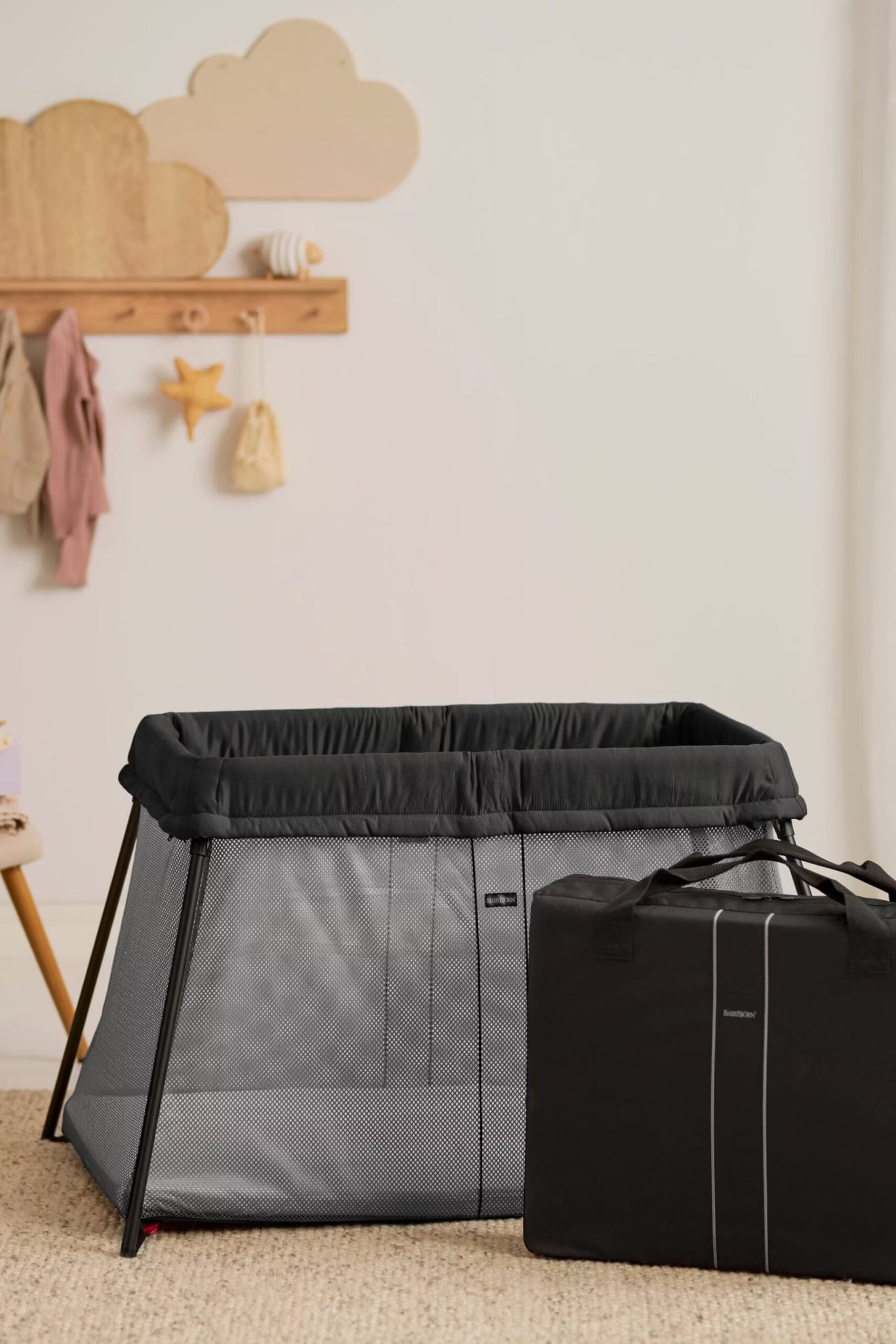BabyBjörn Prenosni krevetić Light, Black + Prekrivač (čaršaf) - Image 3