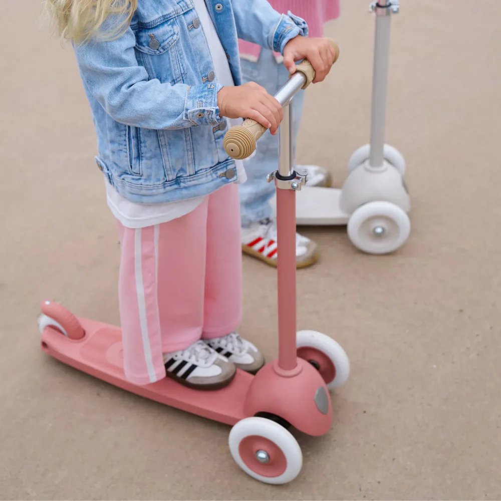 Banwood ECO Romobil Trotinet Raspberry - Image 2