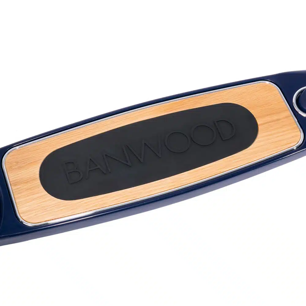 Banwood Romobil Trotinet Navy + Pletena korpica - Image 11