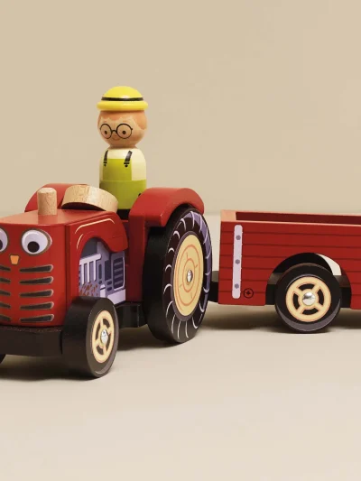 Le Toy Van Crveni drveni traktor sa prikolicom Bertie
