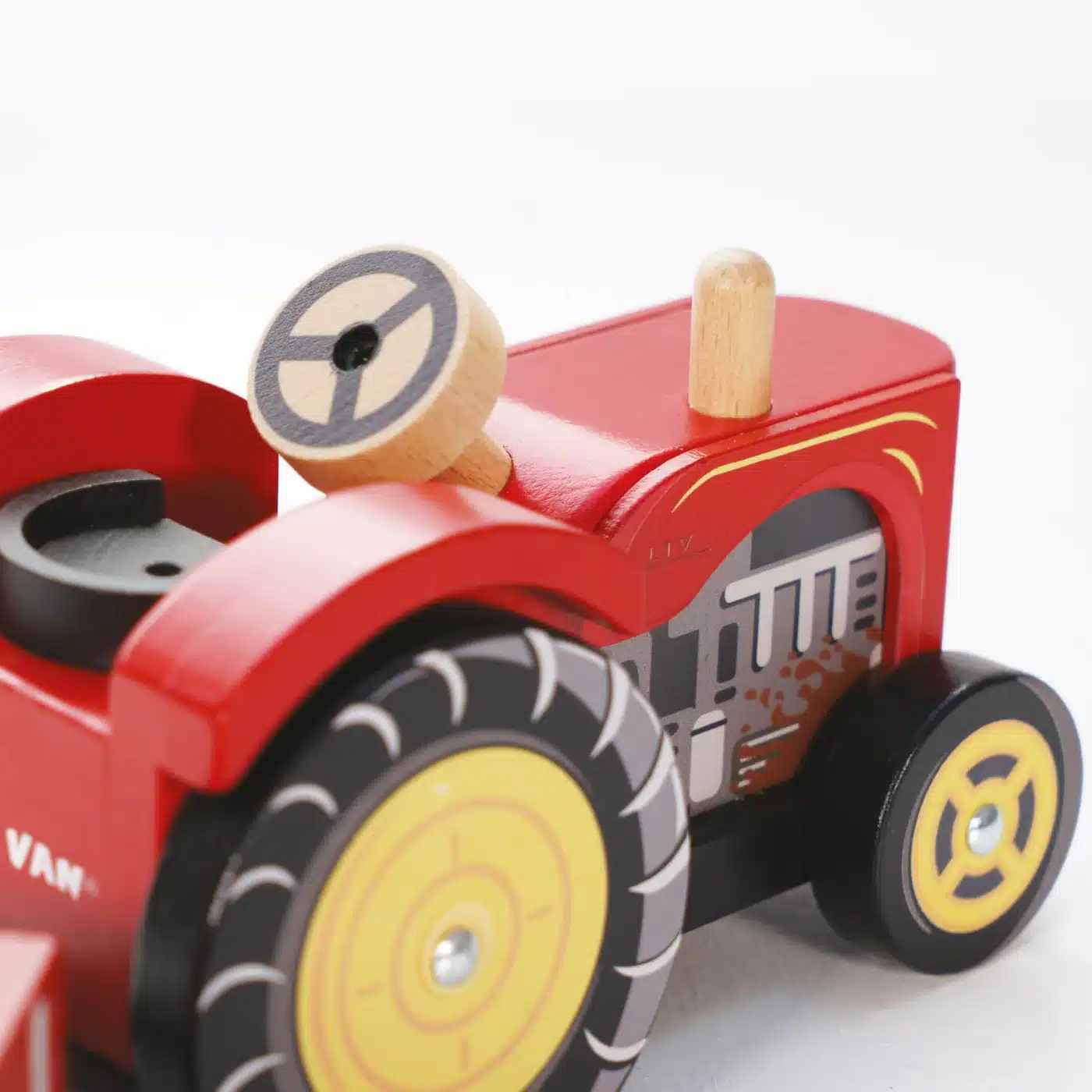 Le Toy Van Crveni drveni traktor sa prikolicom Bertie - Image 6
