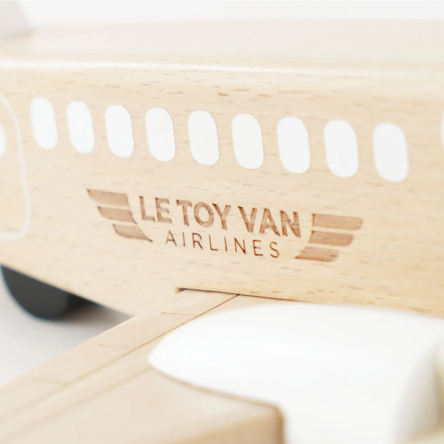 Le Toy Van Drveni avion Dvomotorni putnički - Image 7